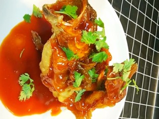 11、糖醋鲈鱼,琳在鲈鱼上面撒上香菜即可