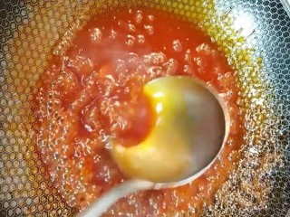 10、糖醋鲈鱼,熬制汤汁浓稠起泡