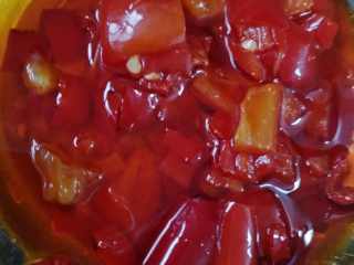 2、菜粒剁椒鸡蛋炒饭,菜心粒先用开水煮熟到出再把锅烧热到油放鸡蛋，鸡蛋还没有凝固加蒸好的香米拌匀炒香米饭最后加菜粒剁椒葱花炒热即可