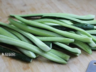 5、酸辣黄瓜条,把所有黄瓜芯都去掉，备用。
