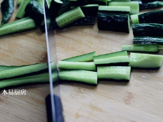 6、酸辣黄瓜条,把黄瓜条切成5—6厘米长的段。