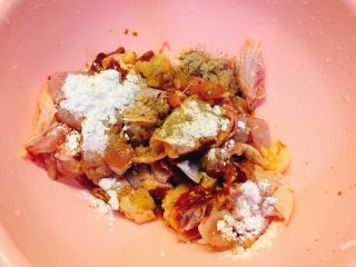 1、辣炒鸡肉,鸡肉洗干净沥干水，加入适量料酒、生抽、淀粉、胡椒粉，腌制30分钟