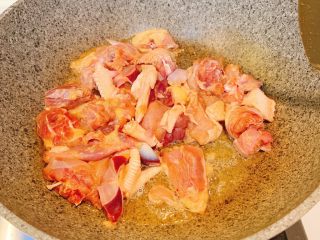 3、辣炒鸡肉,锅里放入适量油，油热后放入鸡腿翻炒至焦黄
