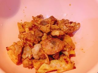 4、辣炒鸡肉,然后盛出待用