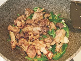 6、辣炒鸡肉,然后把鸡腿肉倒入，翻炒均匀，淋上少许生抽，加适量盐调味即可