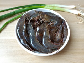 1、白灼大虾,做白灼大虾要挑选活蹦乱跳的虾，这样做出来的白灼大虾味道才会更鲜美。
