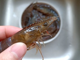 2、白灼大虾,左手捏着对虾的虾头。