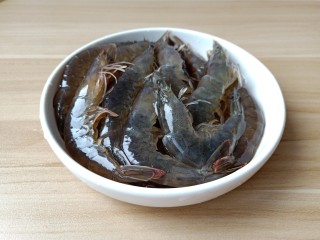 5、白灼大虾,剪好的对虾放盘子里备用。