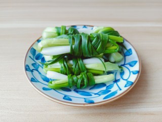 6、白灼大虾,小葱多次对折打成结。