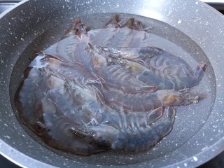 8、白灼大虾,锅里的水烧开再把对虾放进去煮。减短对虾在锅里煮的时间，这样才会q弹好吃。