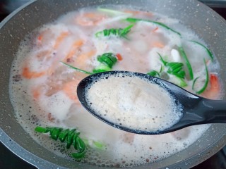 11、白灼大虾,煮至期间撇去泡沫。