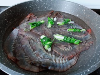 9、白灼大虾,加几个葱结与生姜片也是去腥之一。