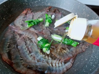 10、白灼大虾,锅里面加入适量的料酒，才能够去除腥味。