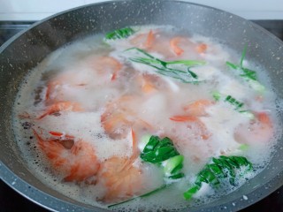 12、白灼大虾,大约煮5分钟左右。