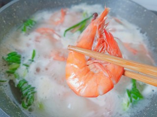 13、白灼大虾,对虾煮好捞出控水。