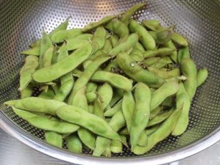 2、蒜泥毛豆节,放入沥水篮