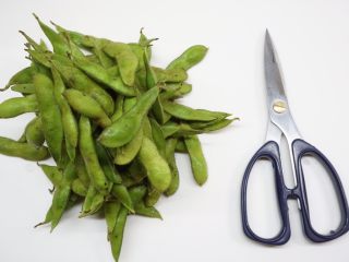 4、蒜泥毛豆节,准备剪刀