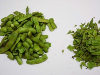 5、蒜泥毛豆节,剪去两头及空壳、发黑部分