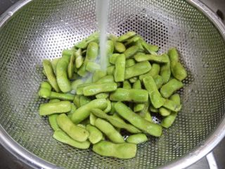 6、蒜泥毛豆节,下次放入沥水篮冲洗干净