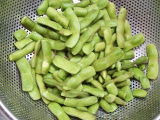 7、蒜泥毛豆节,沥干