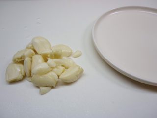 11、蒜泥毛豆节,大蒜用水冲一下