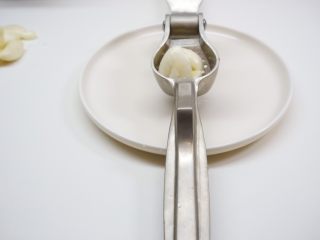 12、蒜泥毛豆节,放入压蒜器内（也可以用刀切，就是会稍微麻烦一些））