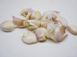 10、蒜泥毛豆节,用刀背拍一下