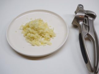 13、蒜泥毛豆节,压成蒜泥备用