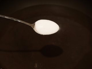 17、蒜泥毛豆节,加入两大勺盐