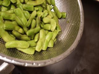 18、蒜泥毛豆节,倒入毛豆节