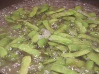 19、蒜泥毛豆节,大火煮至清水看上去有点小浑浊，毛豆颜色没开始那么绿的时候就好了