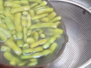 20、蒜泥毛豆节,倒入沥水篮
