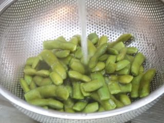 21、蒜泥毛豆节,用冷水冲洗（切记：一定要冷水）