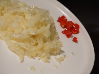 24、蒜泥毛豆节,倒入蒜泥和小米椒煸炒