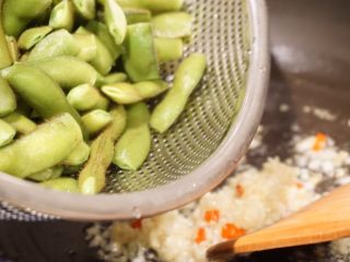 27、蒜泥毛豆节,倒入毛豆节