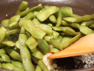 28、蒜泥毛豆节,翻炒