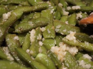 29、蒜泥毛豆节,当蒜泥默默包裹住毛豆节时就完成烹饪部分了