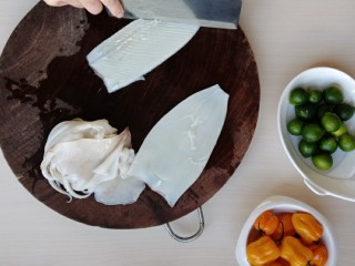 3、鲜辣酸柑鱿鱼,这样一直把整片鱿鱼切完。