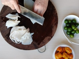 4、鲜辣酸柑鱿鱼,然后换另一个角再开始切，切的深度跟刚才一样，这样就跟刚才切的条纹形成若干菱形的花纹。