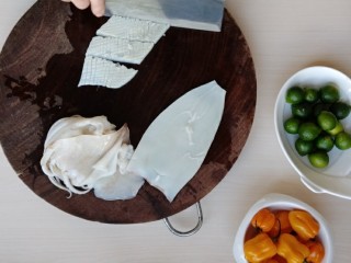 5、鲜辣酸柑鱿鱼,把打好花刀的鱿鱼切成大小均匀的长方块或三角块。