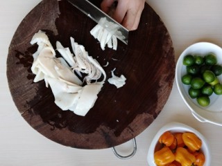 6、鲜辣酸柑鱿鱼,把鱿鱼须也切开。