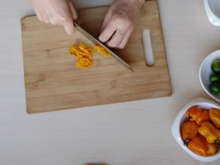 7、鲜辣酸柑鱿鱼,灯笼椒切碎。这种辣椒特别辣，吃不了辣的一个就可以了。