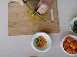 8、鲜辣酸柑鱿鱼,把青柑也切片，和灯笼椒碎一块放入碗里。