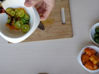 9、鲜辣酸柑鱿鱼,将蒸鱼豉油或生抽倒入切好的酸柑辣椒中，再倒些香油进去。