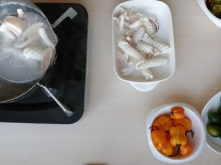 11、鲜辣酸柑鱿鱼,给把鱿鱼倒入，将鱿鱼快速焯熟，鱿鱼一受热，马上卷成花，非常好看。鱿鱼焯的时间不要长了，七八分熟就可，防止鱿鱼变老。