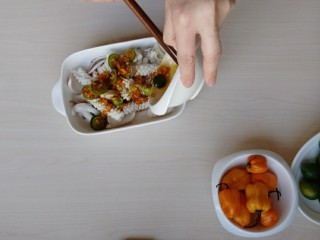 12、鲜辣酸柑鱿鱼,鱿鱼捞出控水放入盘中，将调好的料汁倒入鱿鱼中。