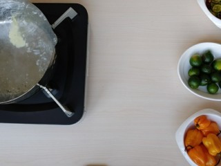 10、鲜辣酸柑鱿鱼,锅里放水煮开，加入一片生姜。