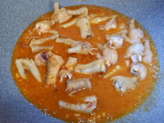 12、韩式辣炒鸡爪，百搭小食,把酱汁翻炒均匀，盖上锅盖，大火煮开后转小火煮个5-8分钟，根据个人口味喜欢的软硬度取调节。