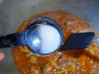 13、韩式辣炒鸡爪，百搭小食,煮好后，打开锅盖，加入白糖