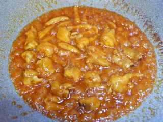 15、韩式辣炒鸡爪，百搭小食,开着锅盖，用大火收汁。